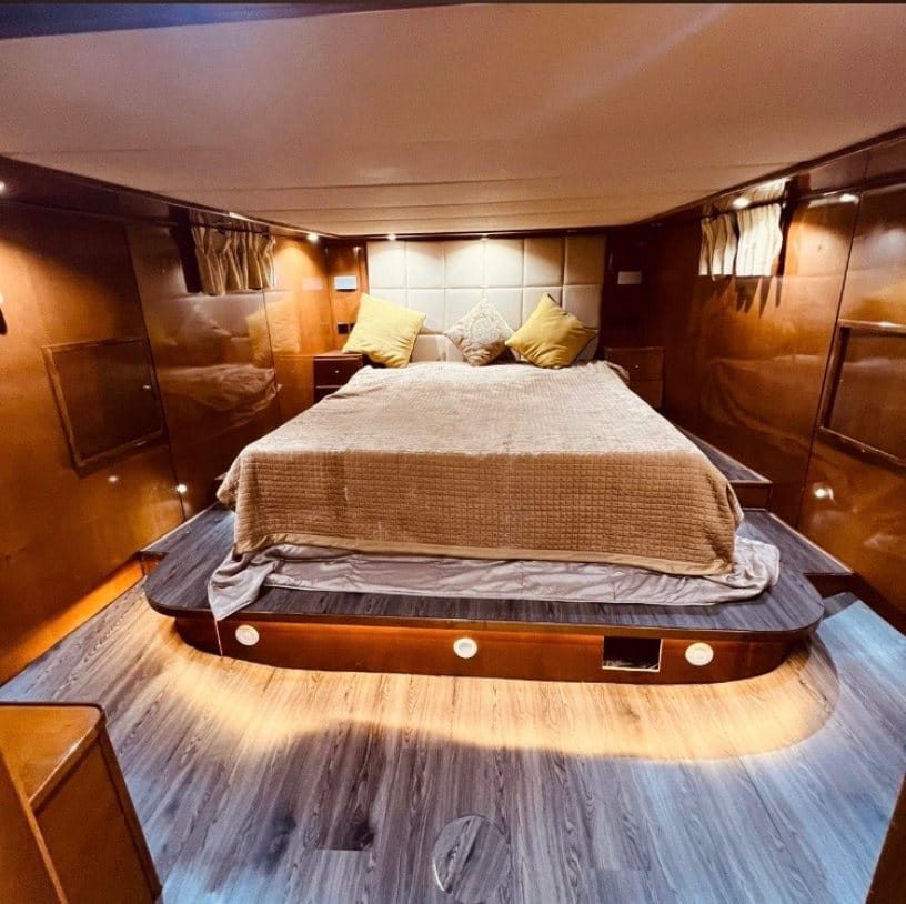 80-ft-yacht-up-to-32-people